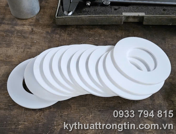 Gia công nhựa POM
